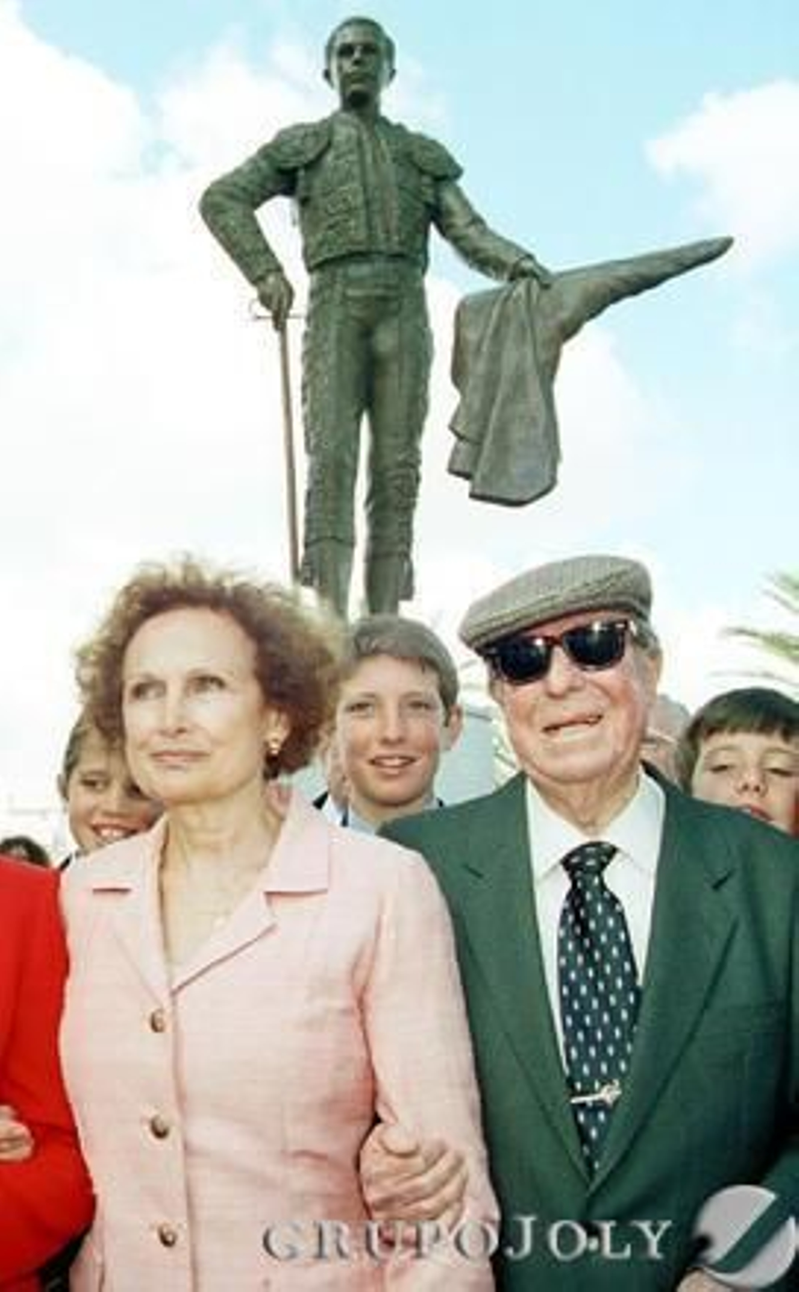 Con su esposa Mercedes Silva en la inauguración de su monumento junto a la Maestranza.

Foto: D.S.