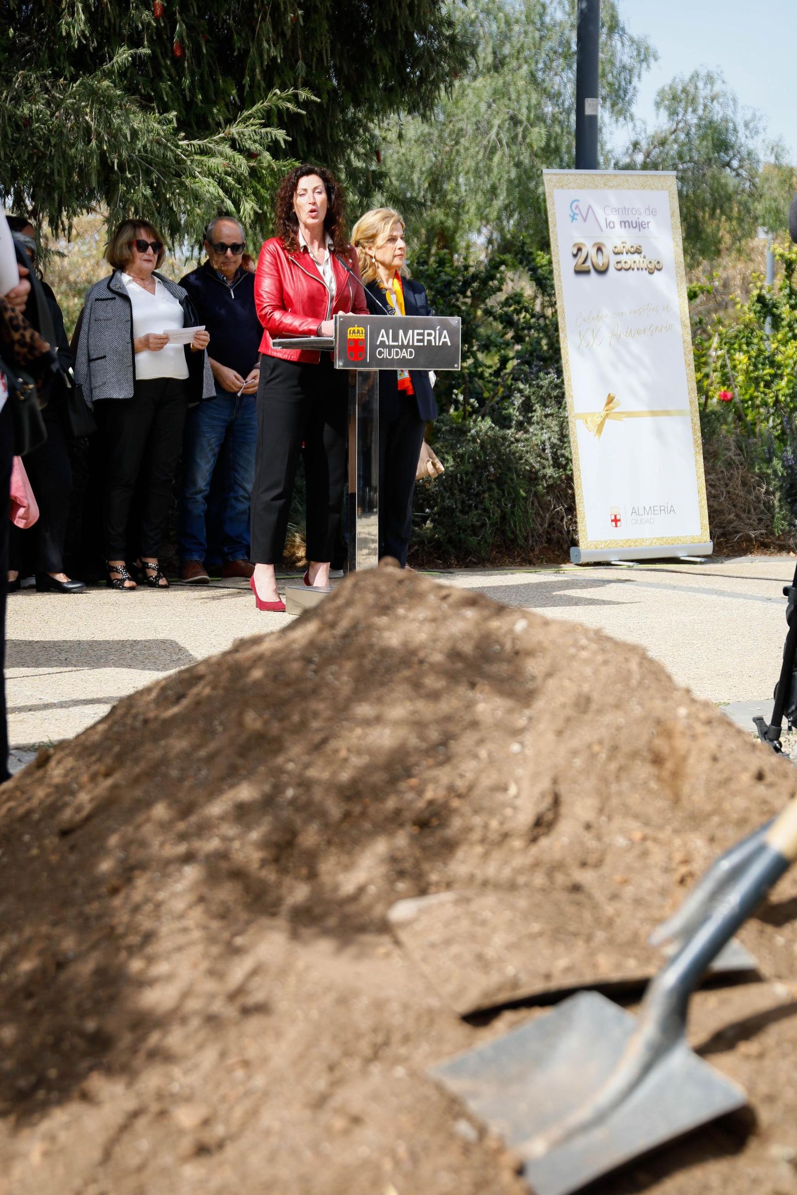 Las imágenes de la plantación de un olivo y el entierro de una cápsula del tiempo