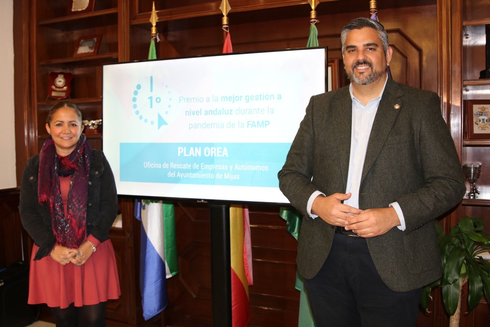 La presentación del galardón a la gobernanza en el Ayuntamiento de Mijas.