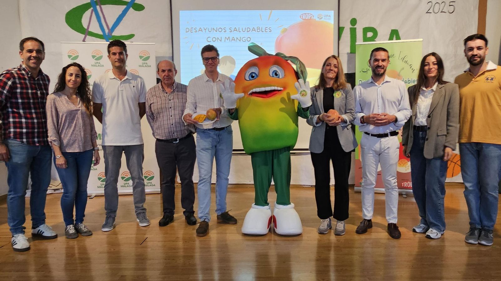 Responsables de UPA y del centro escolar, en la presentación de la campaña.