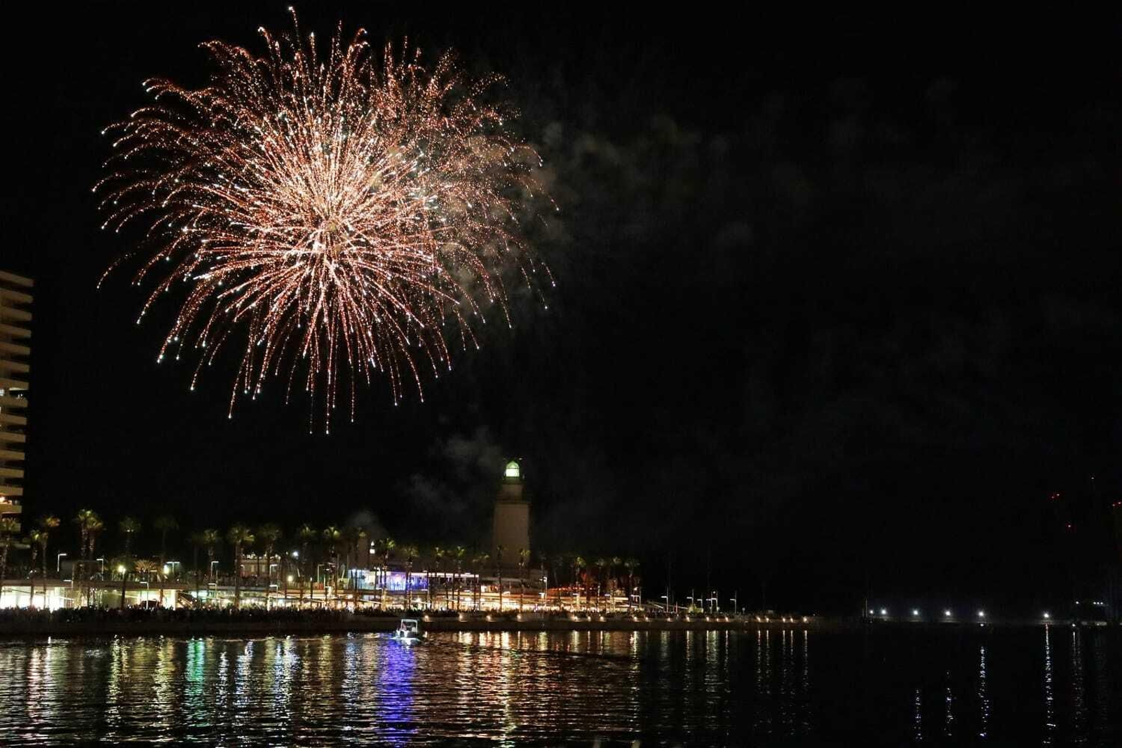 Málaga inaugura su Feria de agosto con el espectáculo de fuegos artificiales