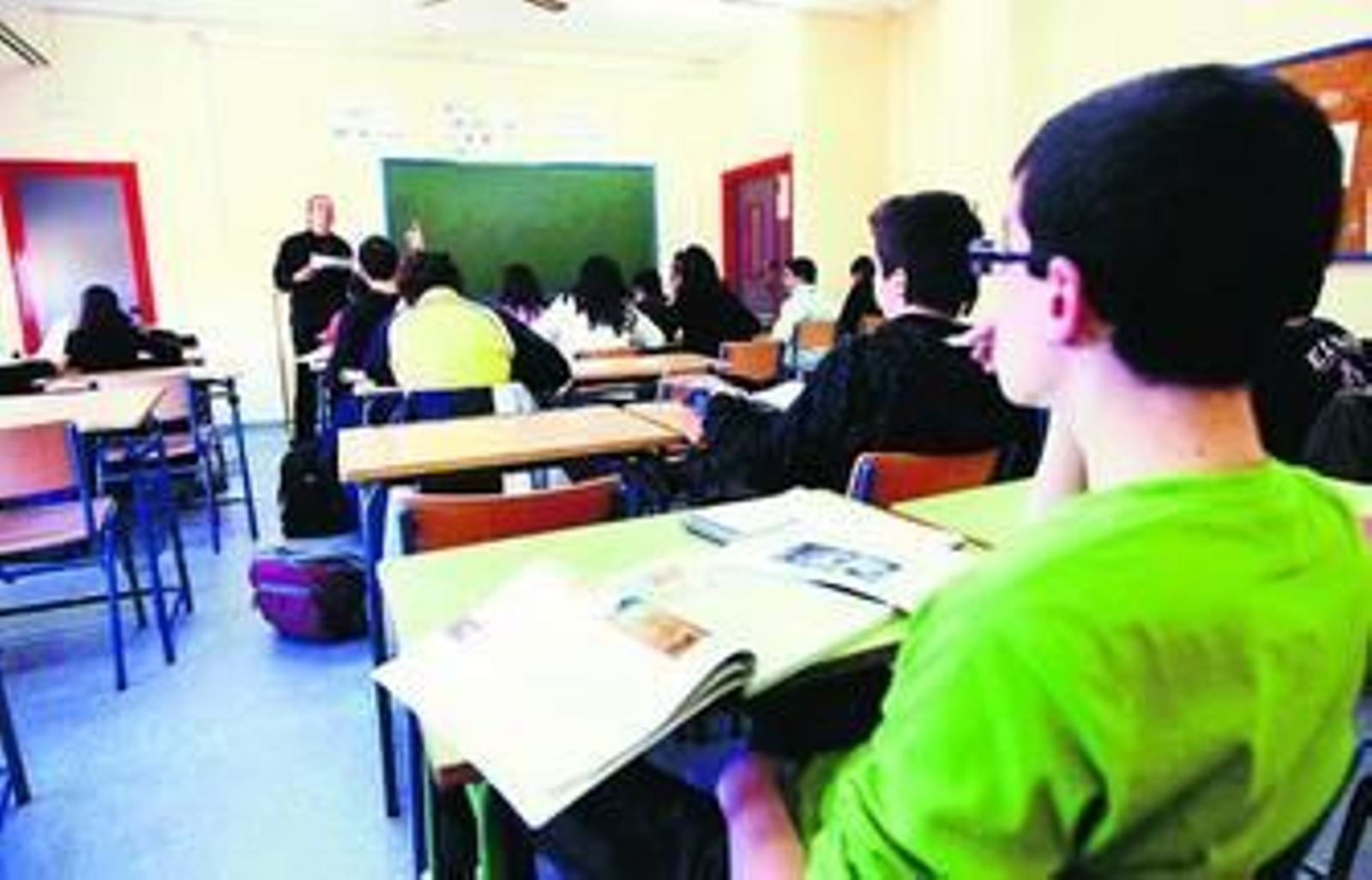 Un profesor imparte su asignatura en un centro de Secundaria, etapa que destaca por los malos resultados educativos.