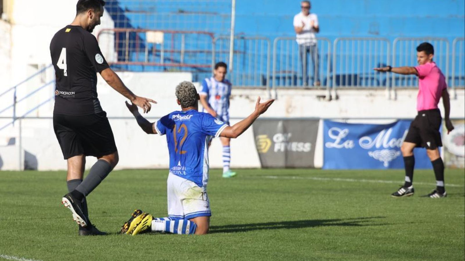 Sarmiento reclama una falta.