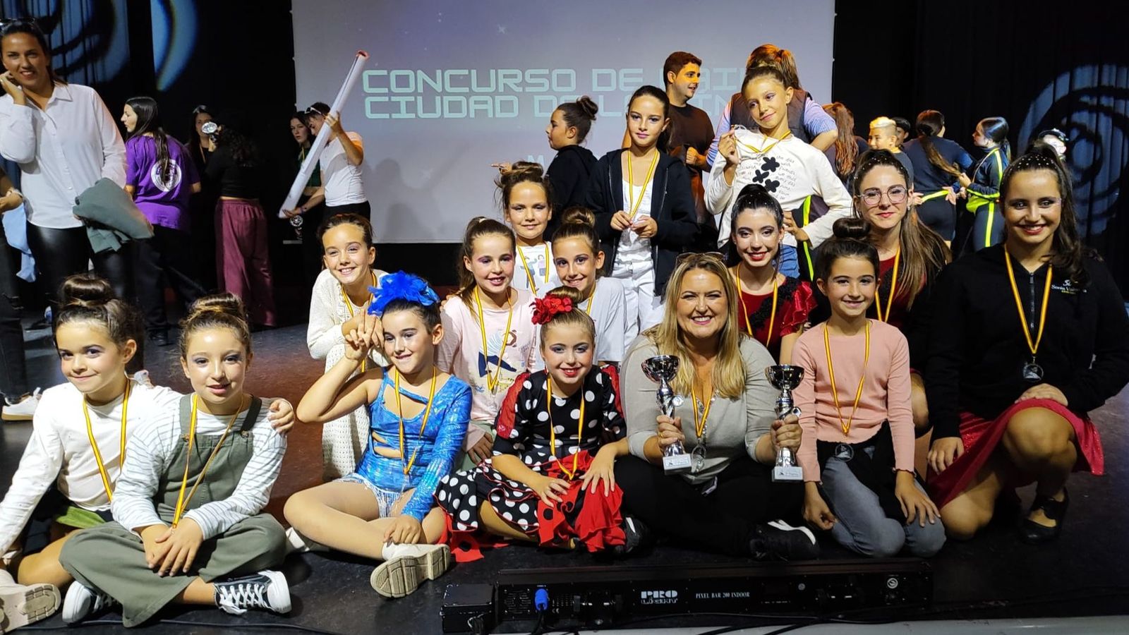 La expedición algecireña, con algunos de los trofeos conquistados en Madrid