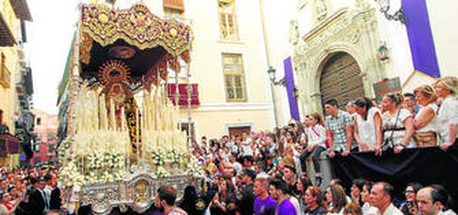 El palio de la Virgen de las Penas, ya en San Matías tras su salida del templo.