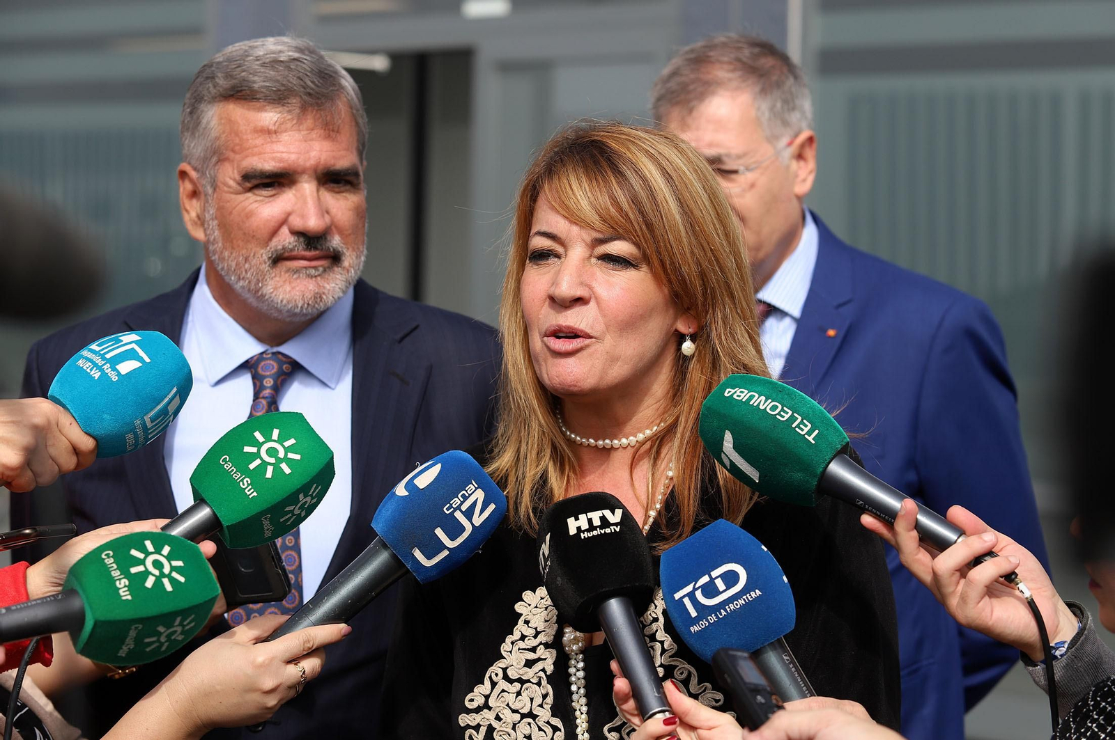 Imágenes de la llegada de un buque de Baleària al Puerto de Huelva