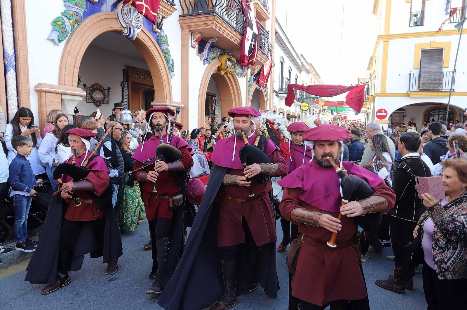 Imágenes del gran ambiente en la Feria Medieval de Palos de la Frontera, Huelva