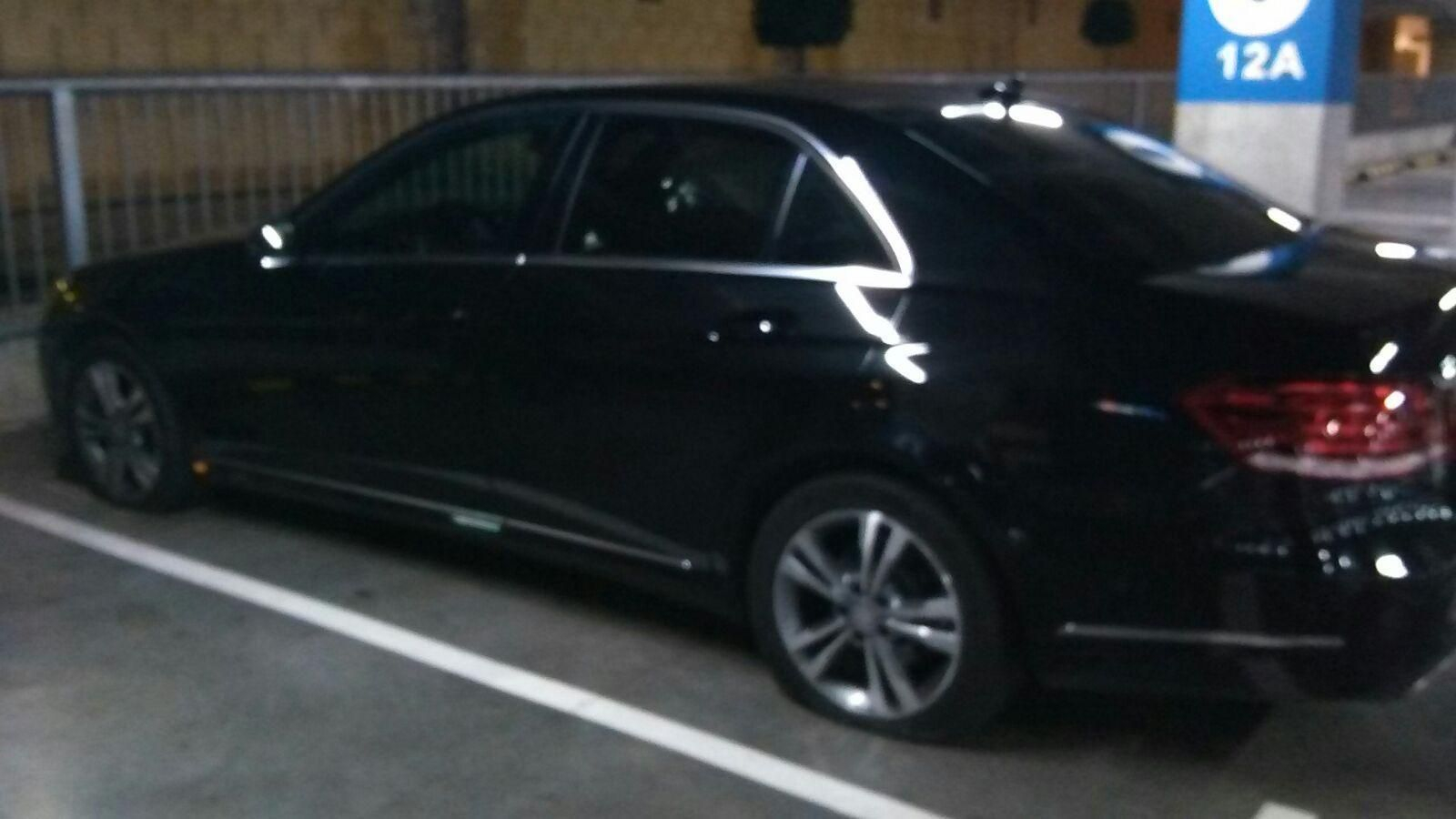 Neumáticos pinchados o rajados. En la imagen de arriba, el vehículo con licencia VTC atacado la noche del domingo en el aeropuerto de San Pablo. Sobre estas líneas, dos fotografías de un taxi saboteado hace unos días, con puntillas clavadas en los neumáticos.