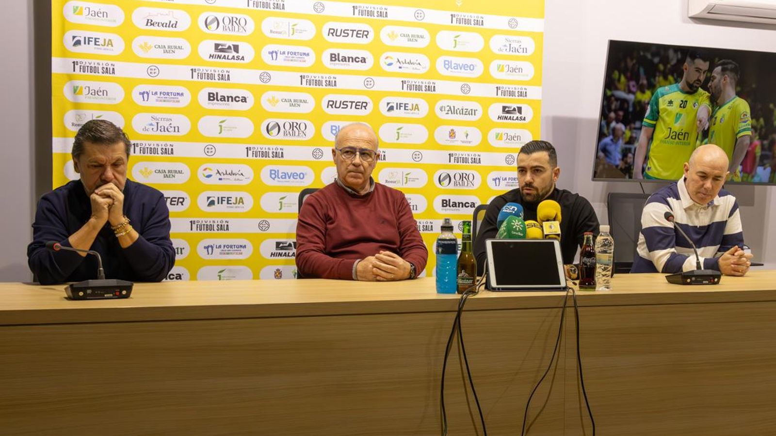Chino atiende a los medios junto a Germán Aguayo, Nicolás Sabariego y Dani Rodríguez.