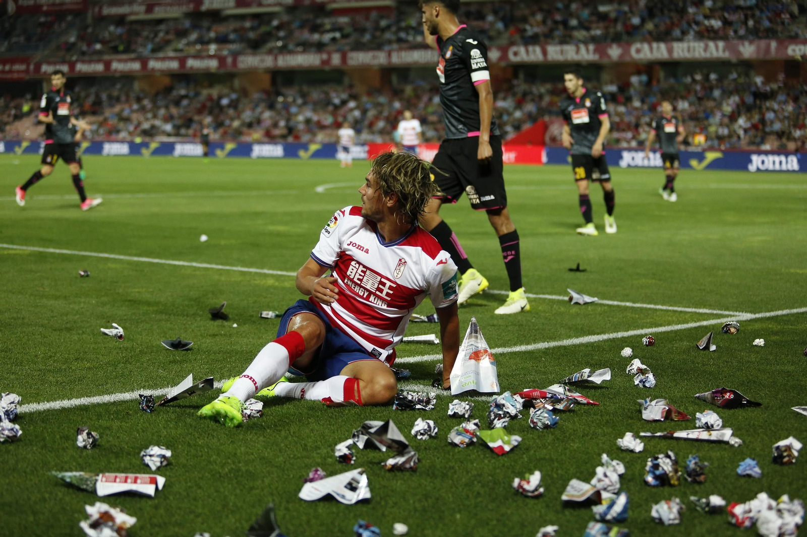 Rene Krhin, rodeado de papeles lanzados desde la grada, después de marrar una ocasión.