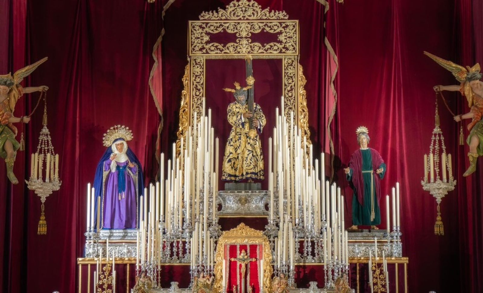 Altar de quinario de la hermandad de Los Gitanos