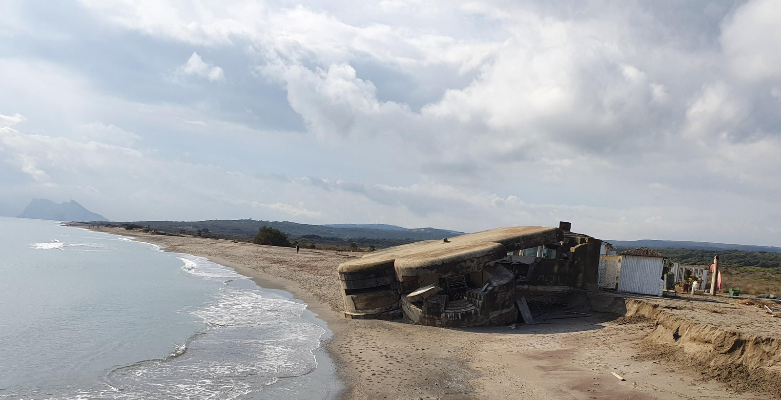 El búnker de la playa de Guadalquitón, dañado por los temporales y la pérdida de playa.