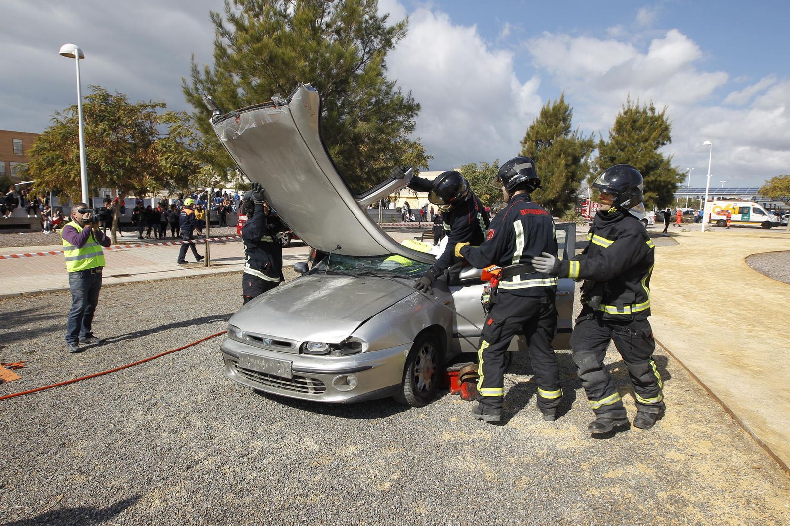 Las imágenes del simulacro de accidente con víctimas en la UAL