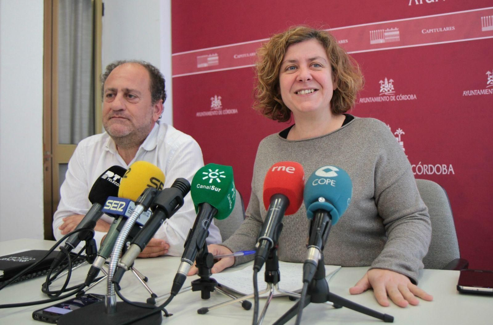 Alba Doblas habla del superávit junto al coordinador del área de Hacienda, Juan Antonio García Cebrián.