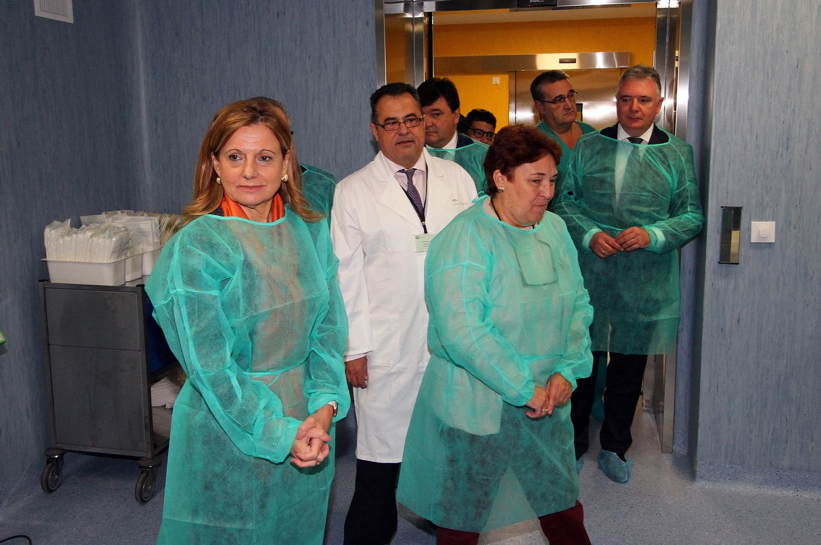 Imágenes de la visita de la consejera de Salud, Marina Alvarez, a los dos nuevos quirófanos que estrenará el Hospital Infanta Elena.