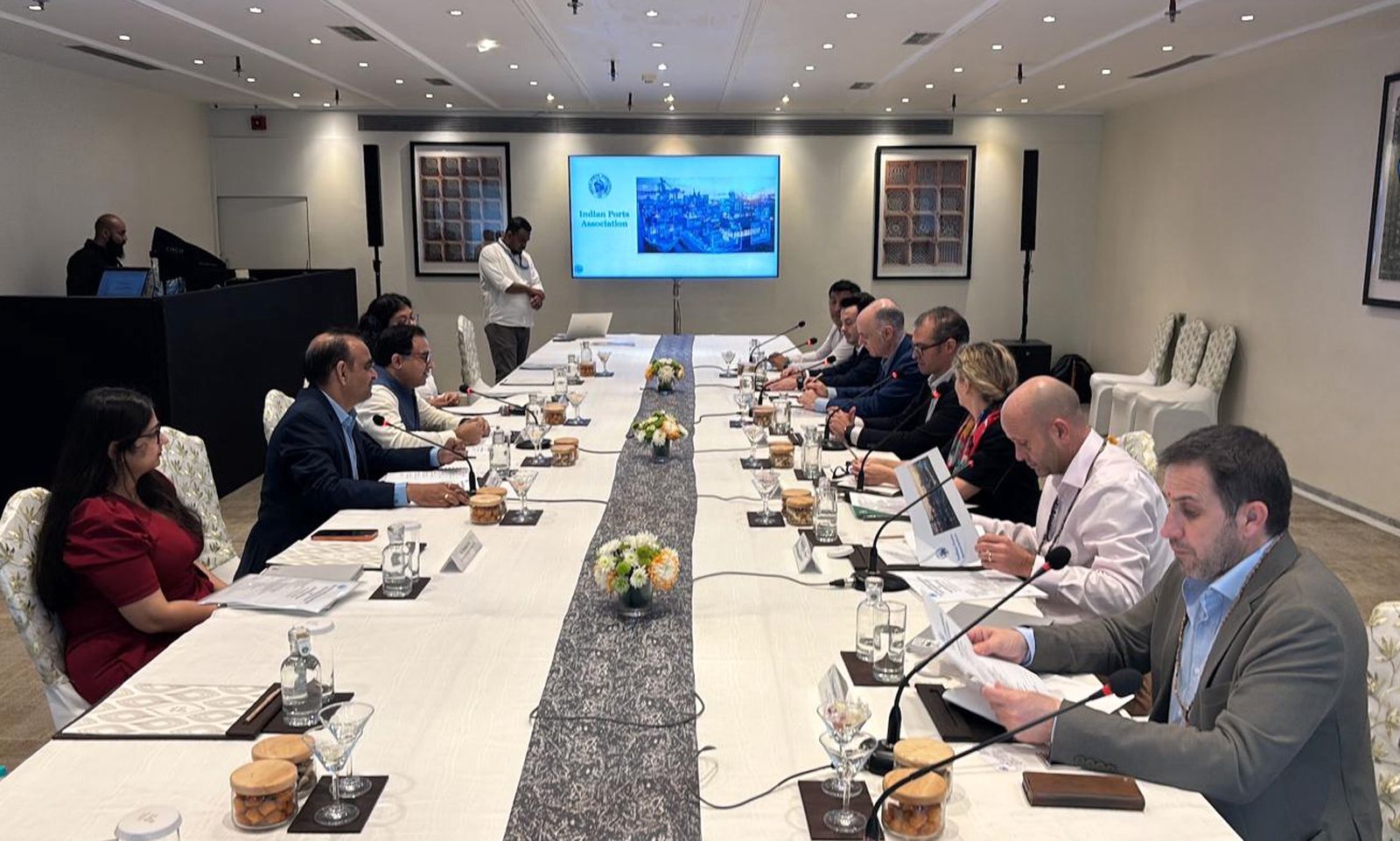 Representantes de las empresas andaluzas participantes, durante una de las reuniones en Mumbai