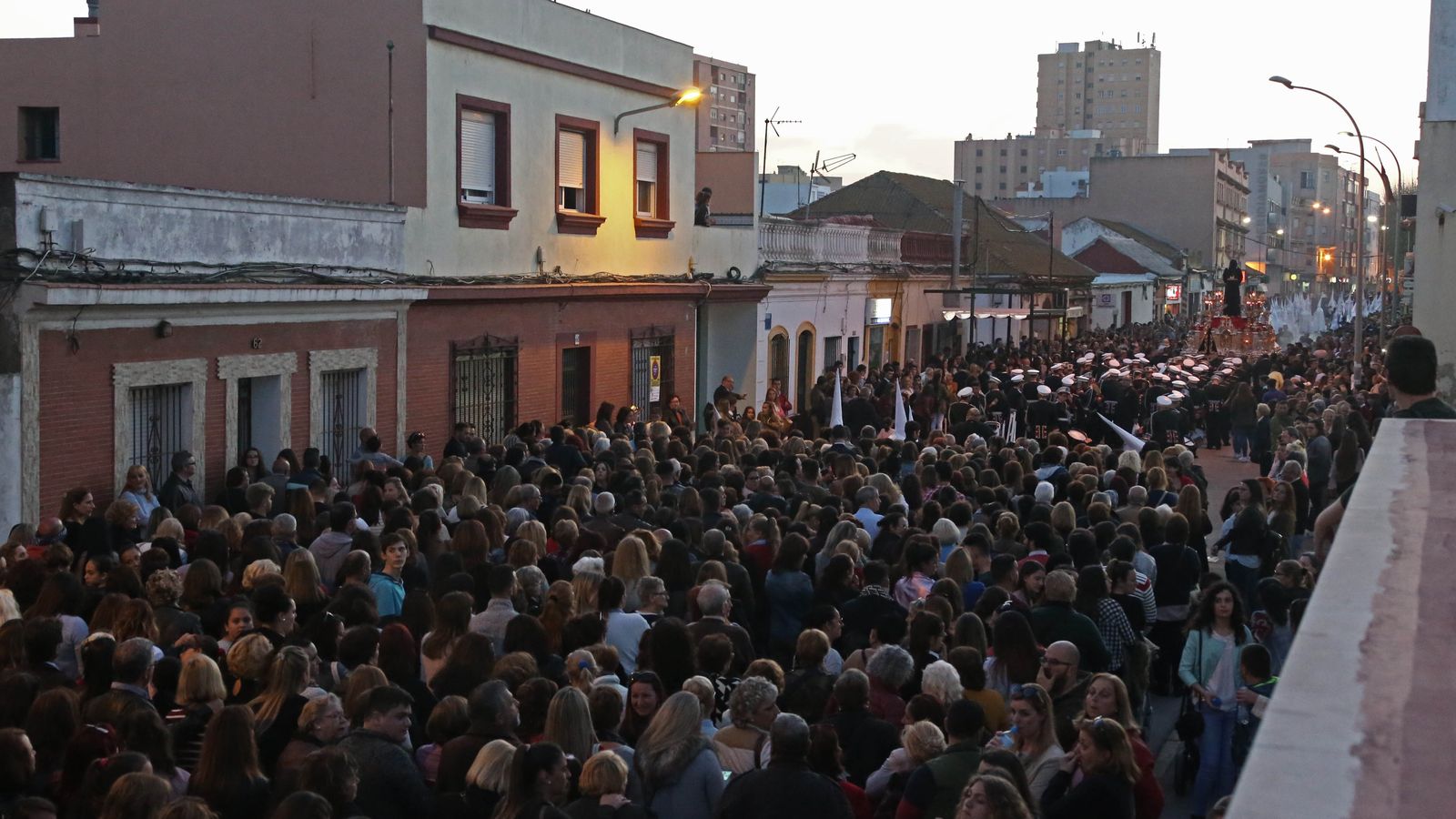 El Medinaceli, seguido por miles de devotos por las calles de La Línea.