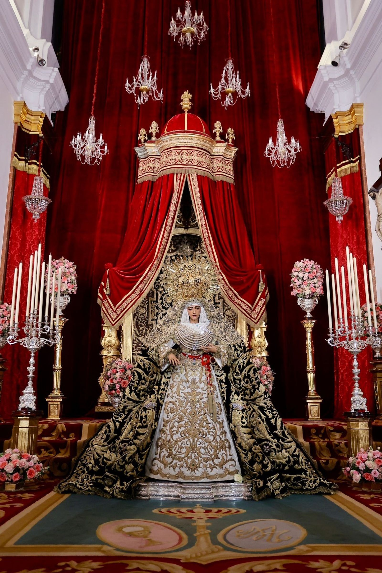 Besamano de la Esperanza de Triana con exornos cedidos por La Palma de Cádiz.