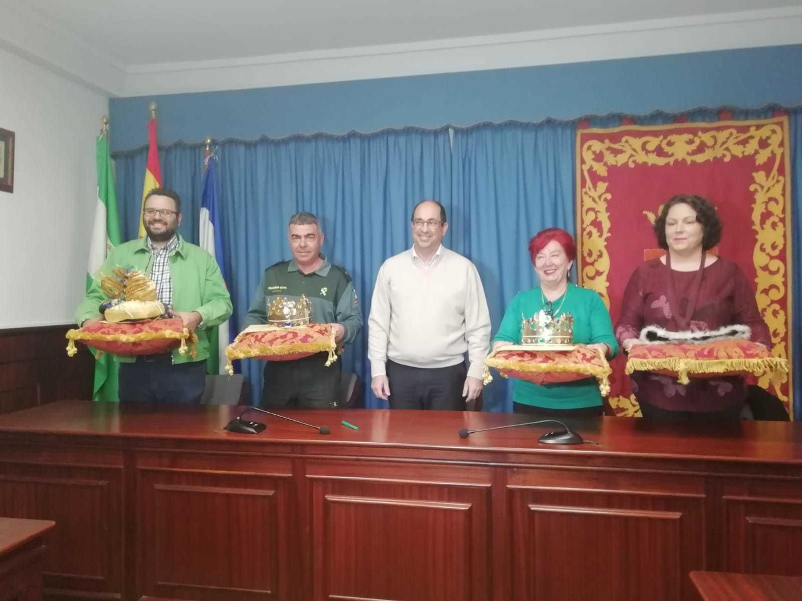 El alcalde entrega las coronas a las personas que encarnarán este año las figuras reales.