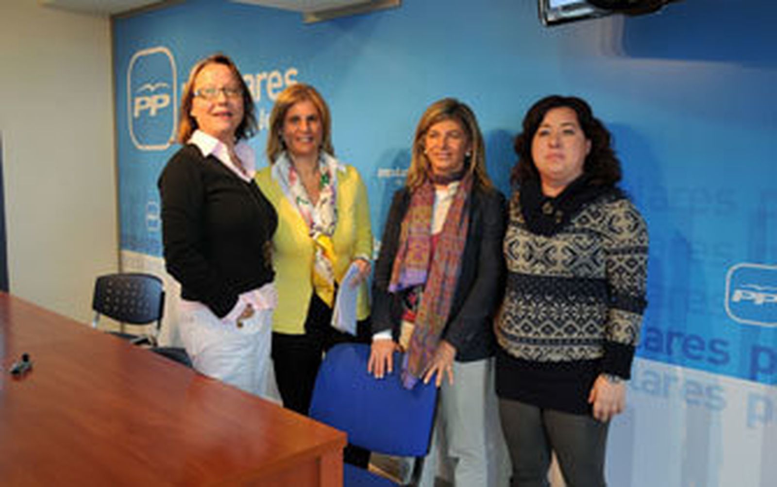 Felisa Rosado, María José García-Pelayo, Isabel Paredes y Lidia Menacho, ayer en la sede del PP./Manuel Aranda