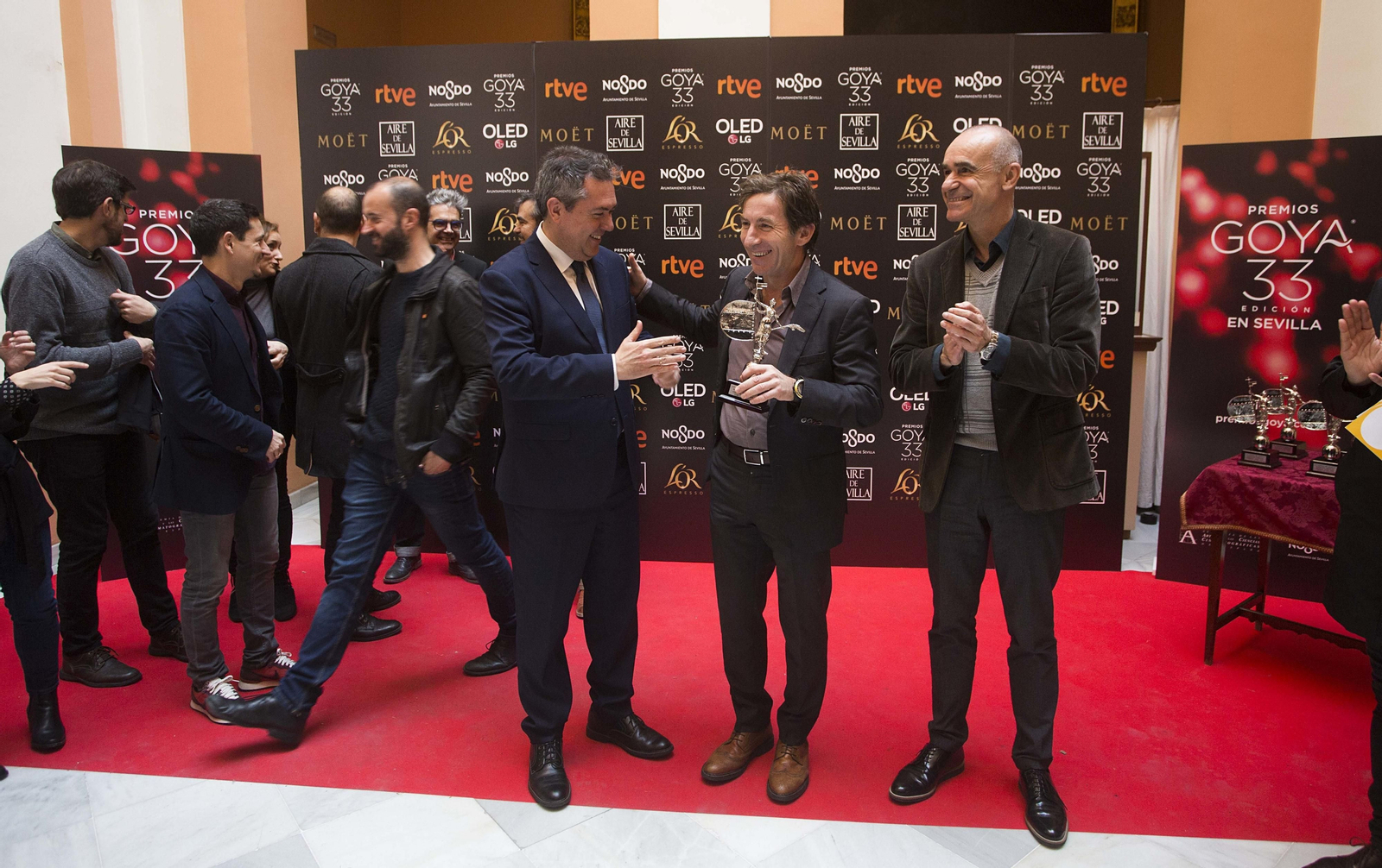 Antonio de la Torre recibe el Giraldillo en una recepción con nominados andaluces en el Ayuntamiento de Sevilla.