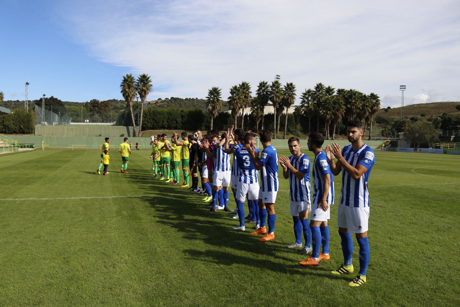 Los jugadores saludan al público antes del comienzo