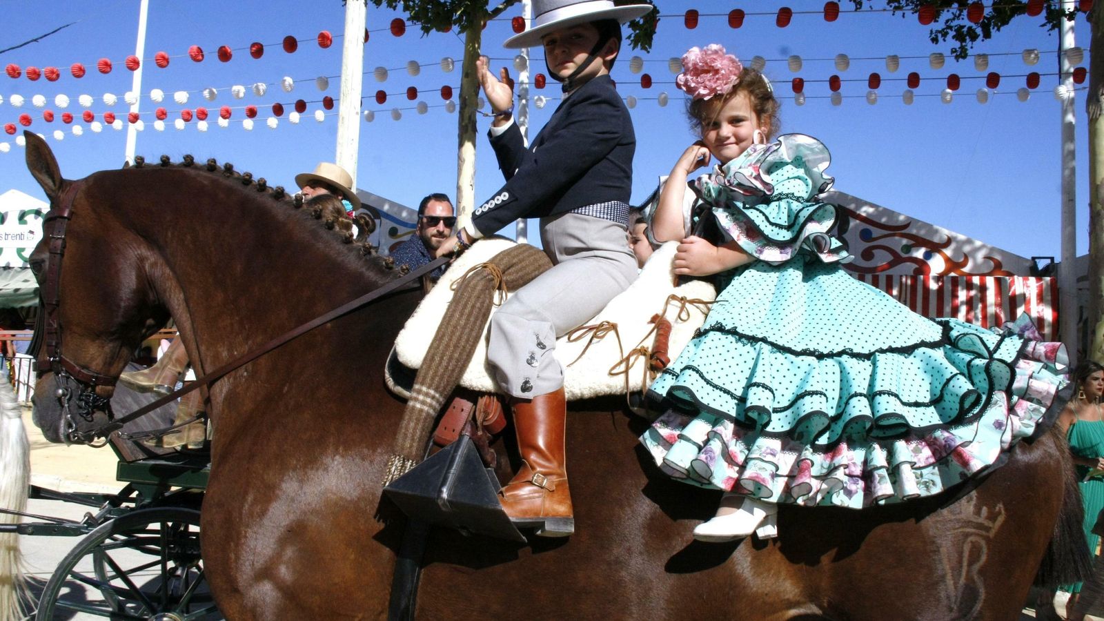 Dos jovencísimos caballistas, posando para la cámara con total naturalidad.