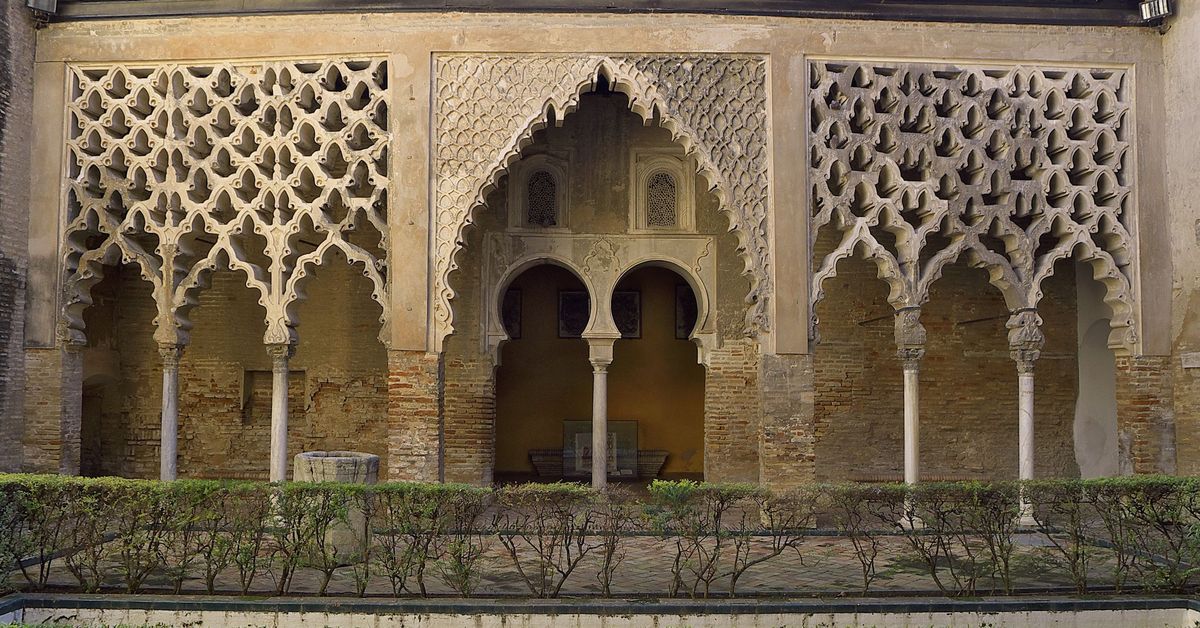 El Real Alcázar de Sevilla ejecuta obras de urgencia en el Patio del Yeso tras los temporales