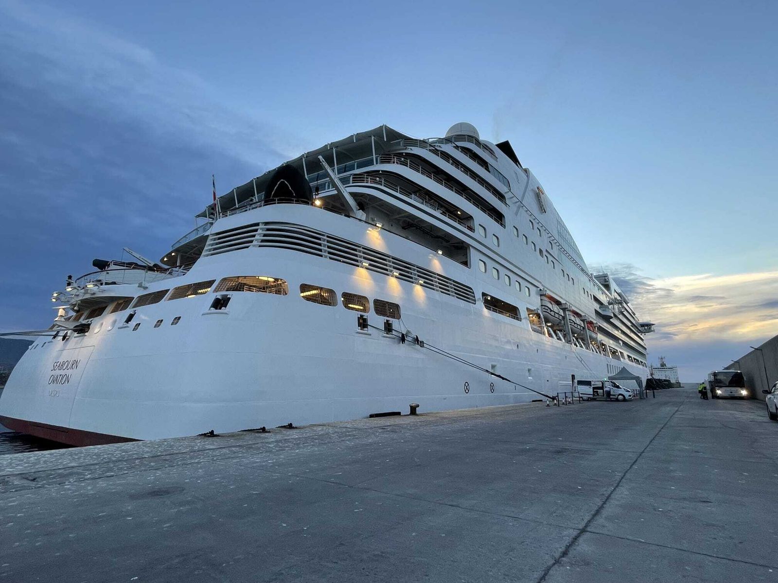 El crucero de ultra lujo 'Seabourn Ovation' esta mañana en el Puerto de Motril