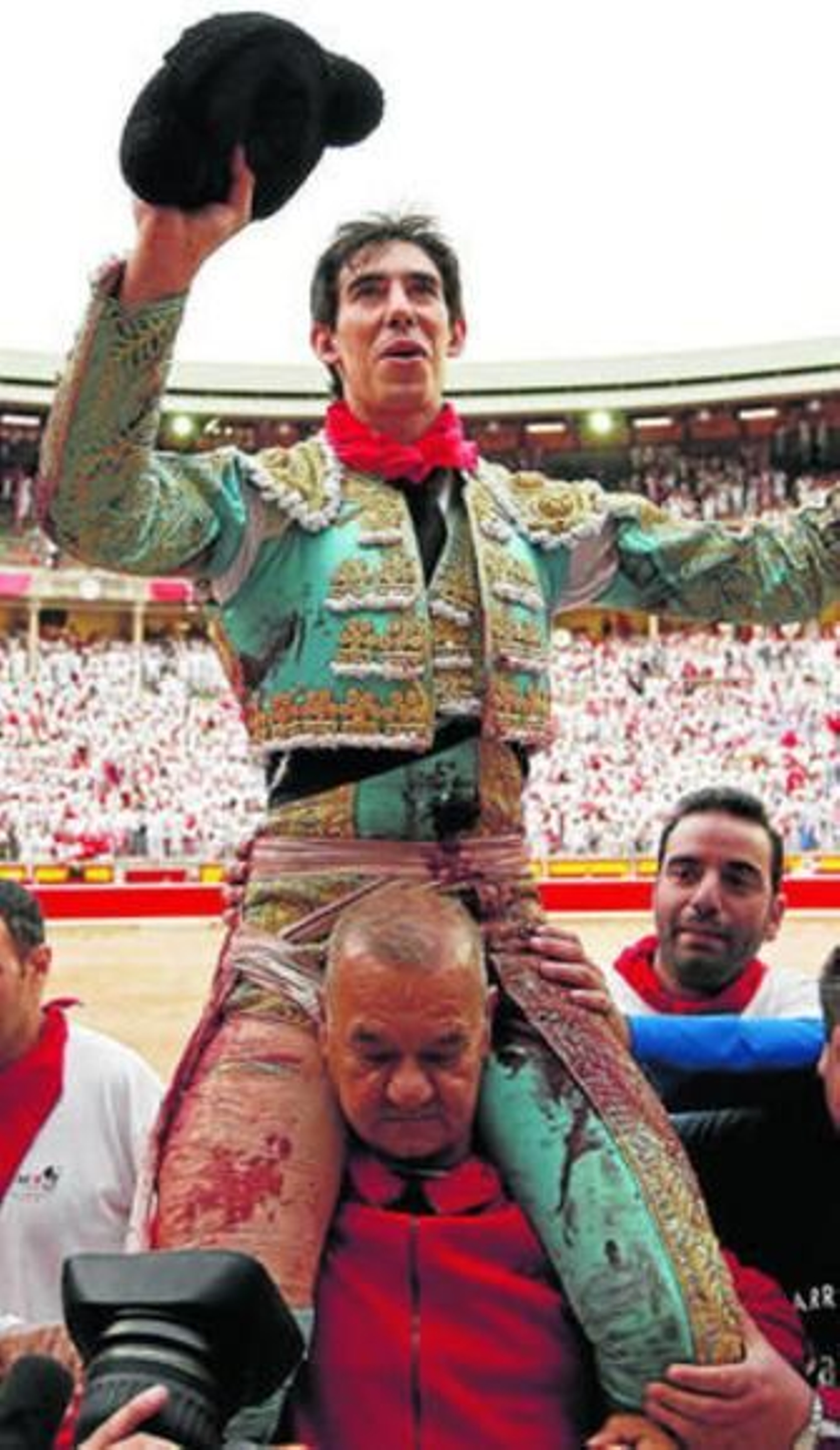 Jiménez Fortes, en su salida a hombros, con la taleguilla destrozada.