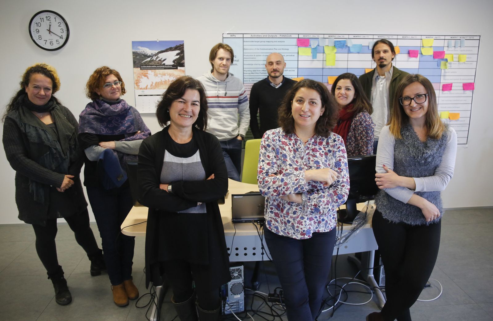 Dania Abdul Malak, en primera fila, en el centro de la imagen, junto a su equipo de expertos.