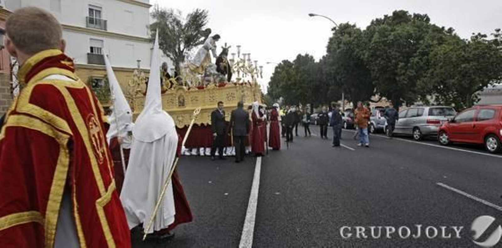 La Oración en el Huerto sale pero se ve obligada a volver a su templo a causa de la lluvia.

Foto: Julio Gonzalez