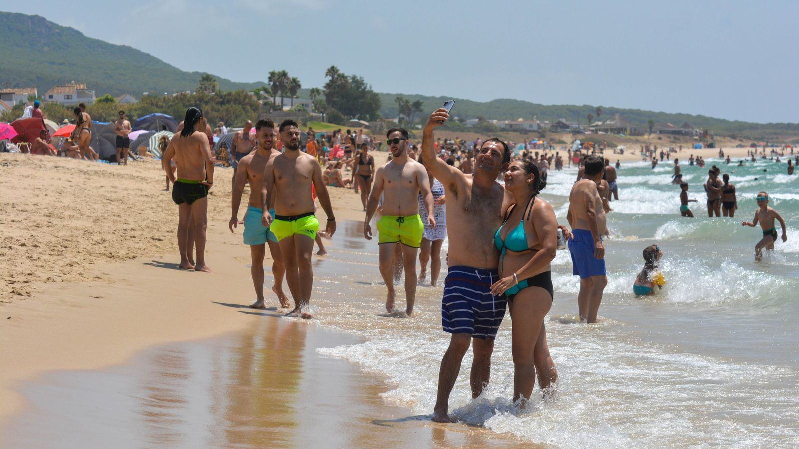 Día de sol y viento en la playa de Bolonia