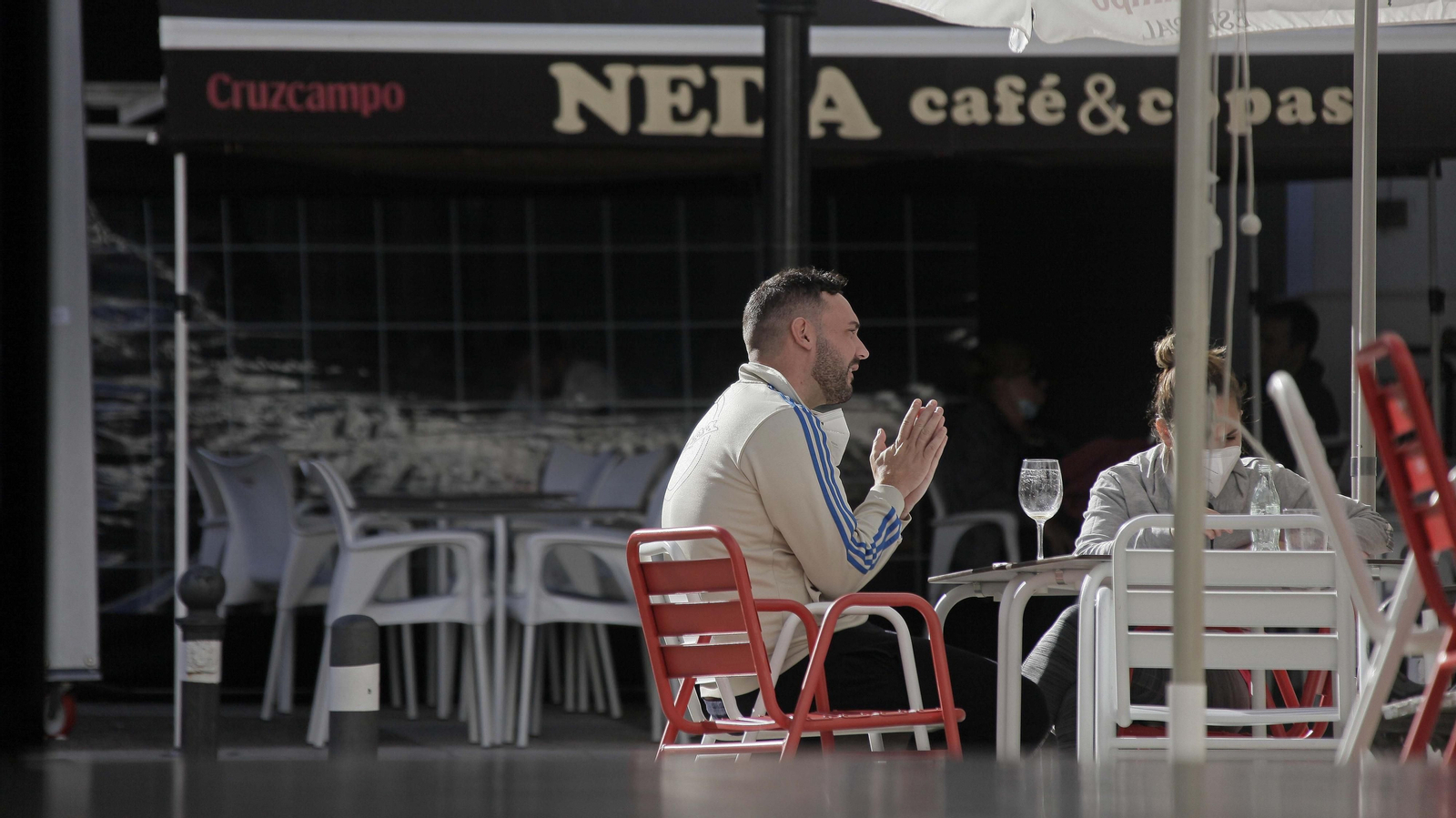 Ambiente en los bares y restaurantes de Algeciras en el fin de semana