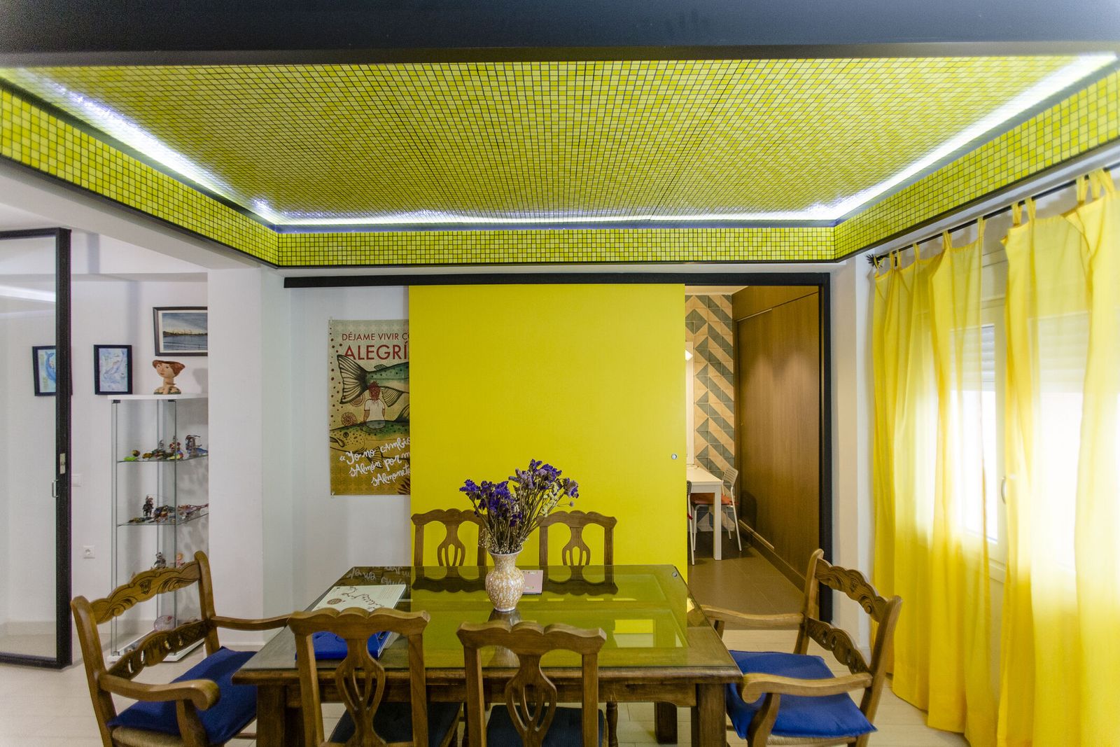 Comedor. Un mobiliario estilo rondeño, bajo un techo que refleja un baldaquino inspirado en la Catedral de Cadiz, protagoniza el espacio.