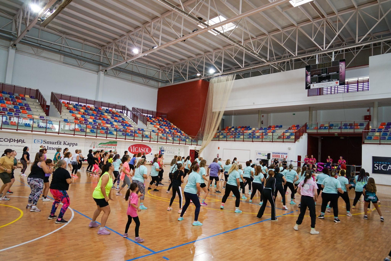 Cerca de un centenar de personas llenaron la pista.