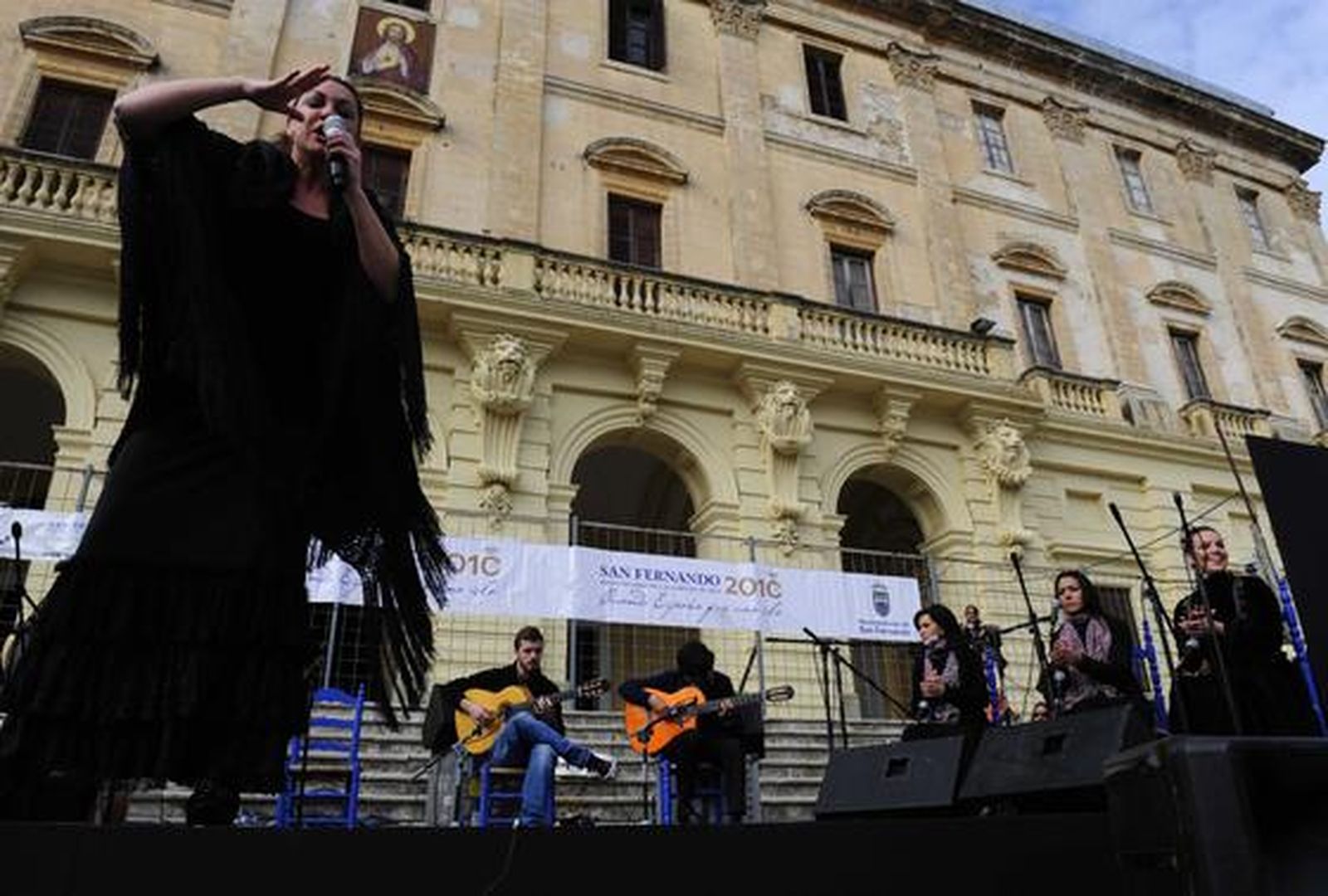 Miles de personas asisten al concierto navideño que Niña Pastori ofreció en la plaza del Rey de San Fernando. 

Foto: Elias Pimentel