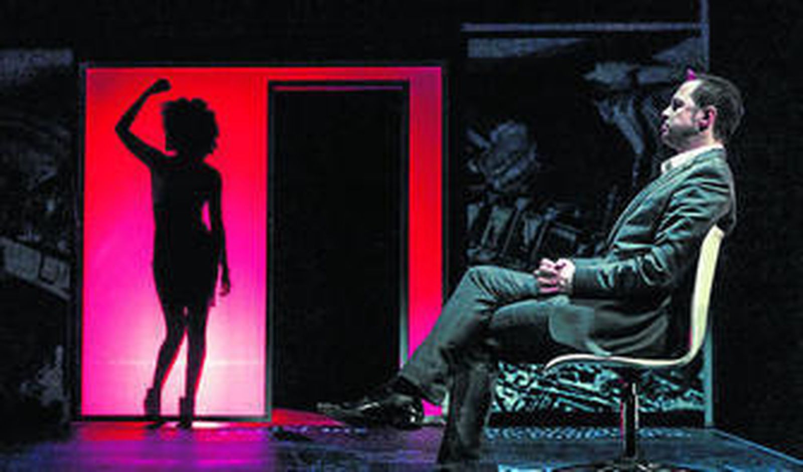 La obra, una comedia a modo de 'thriller', convierte al público en testigo del día a día de una redacción.