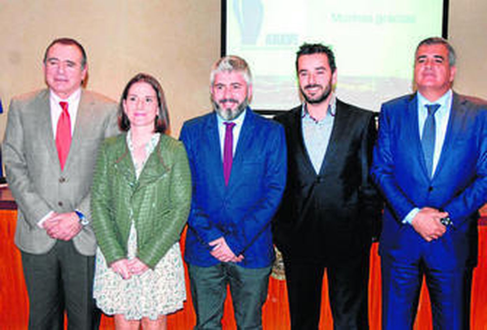 Los representantes de Anave posan junto a los ganadores del certamen periodístico, ayer en Madrid.