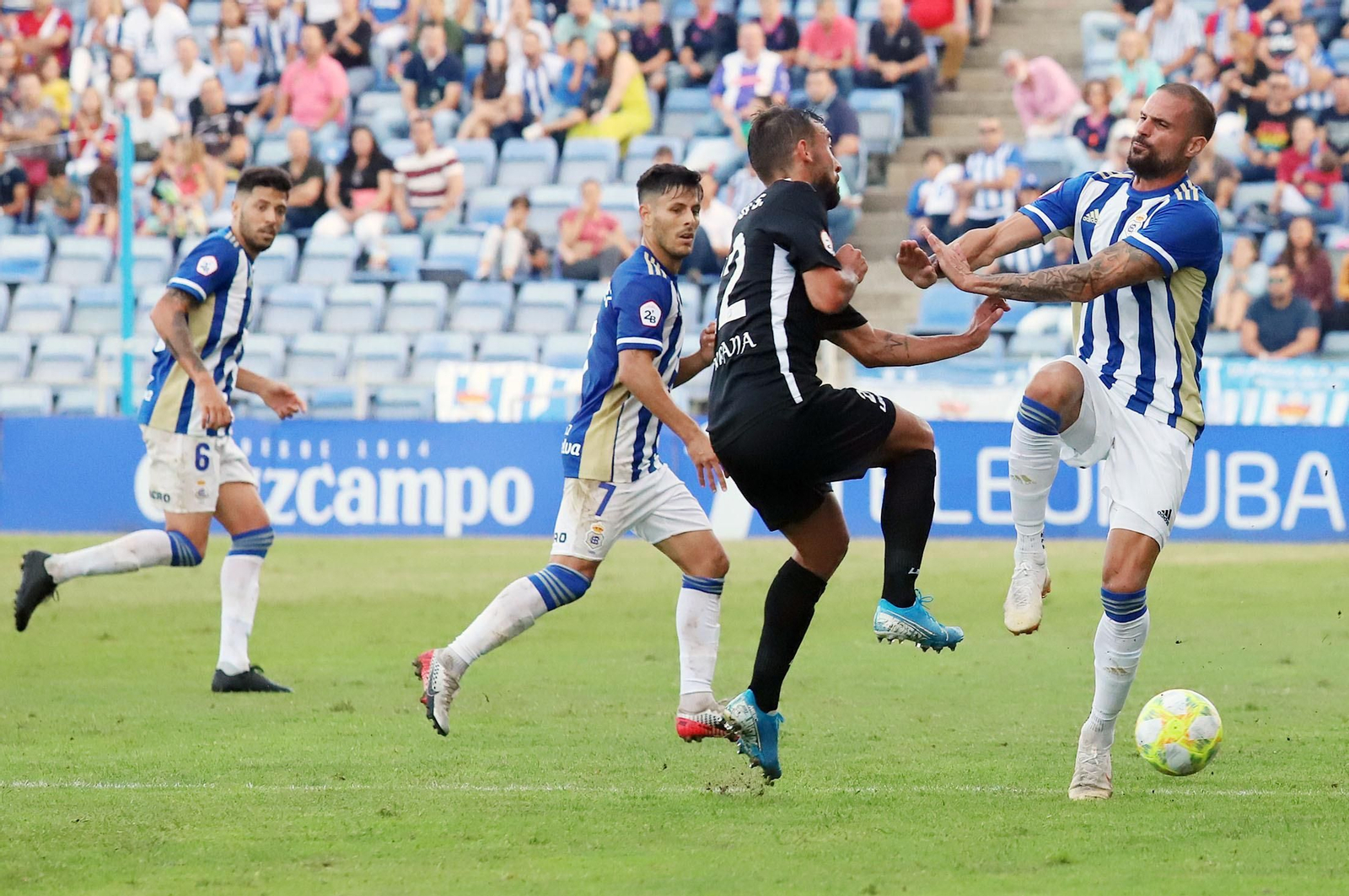 Nano frena a un rival durante la visita de la Balona al Nuevo Colombino.