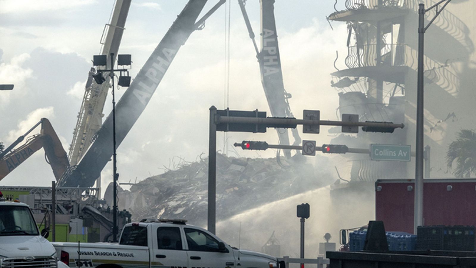 Los equipos de rescate siguen a la busca de supervivientes.