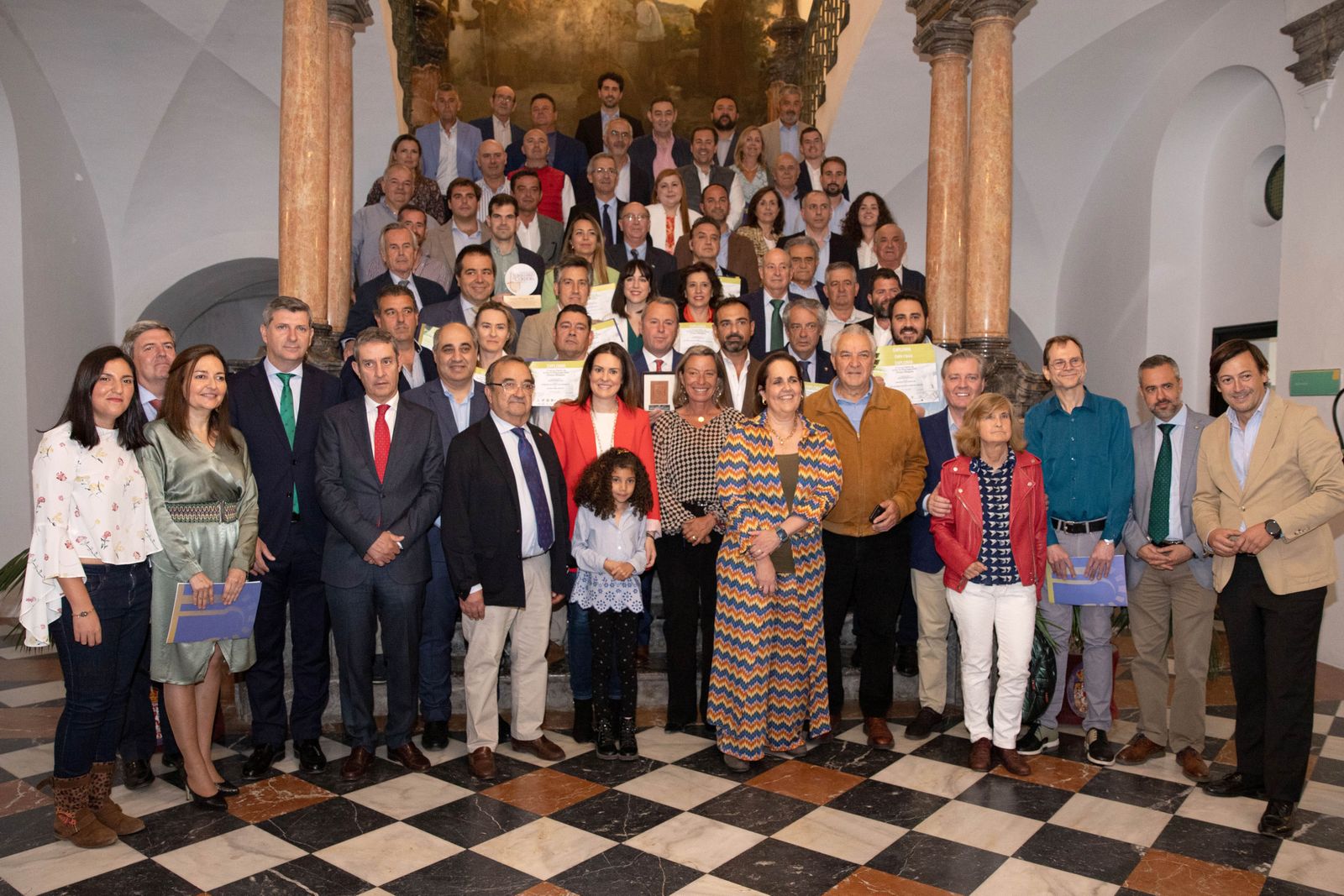 Foto de familia tras la entrega de los Premios Mezquita.