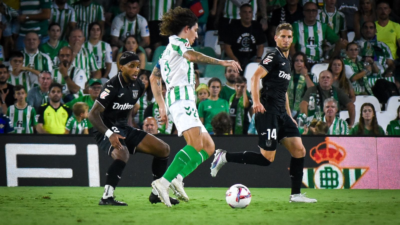 Bellerín entra por la derecha con Brasanac haciendo la cobertura.