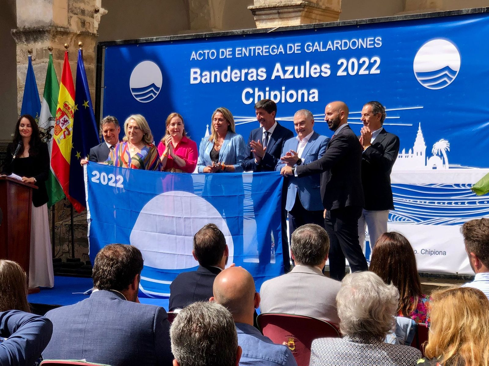 Juan Marín junto a los representantes de Almuñécar en la entrega de las distinciones.