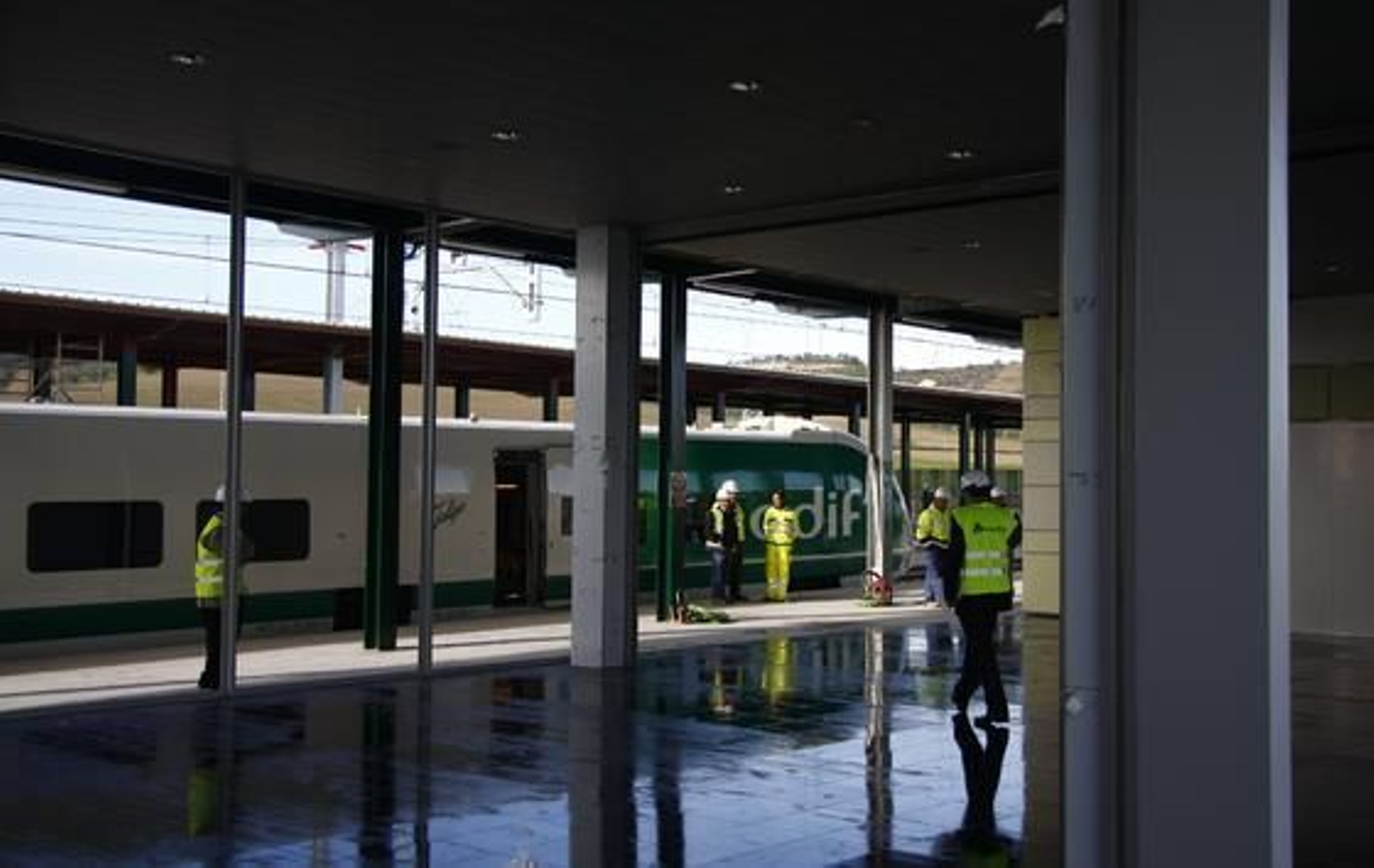 Las autoridades visitan el estado de la estación de cercanías de Valencina/ Santiponce.

Foto: José Ángel García