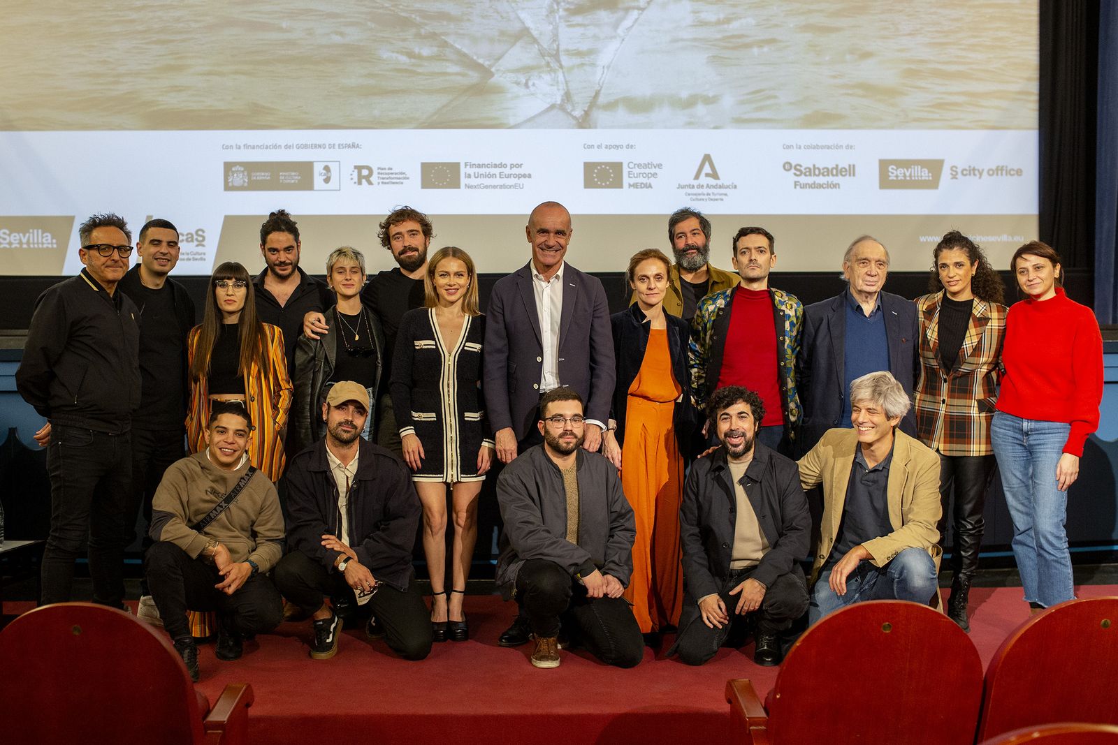 Foto de familia de los profesionales que participan en el Festival tras la presentación en el Cine Doré.