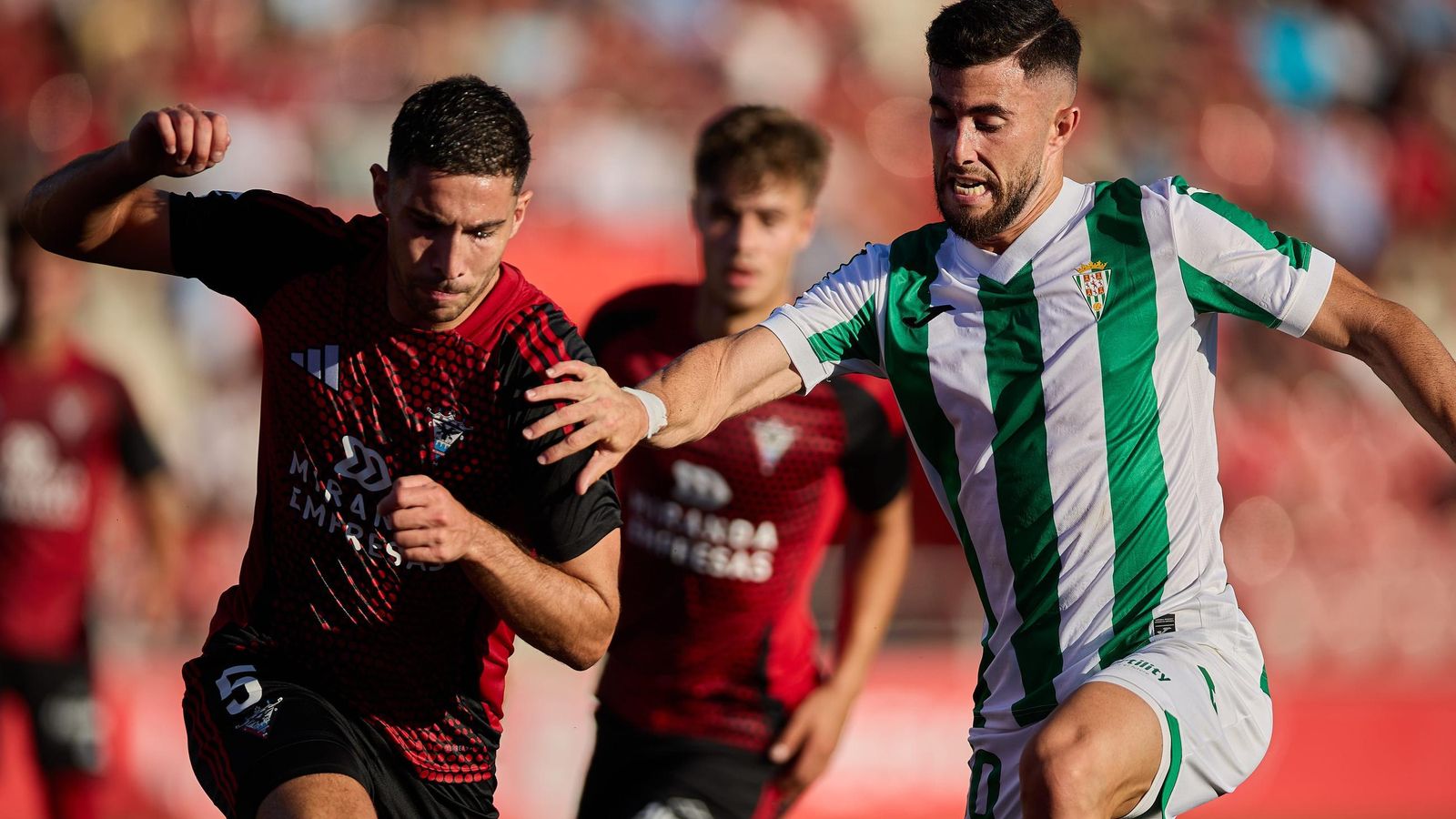 Jacobo pugna con Tachi en un lance del Mirandés - Córdoba CF.