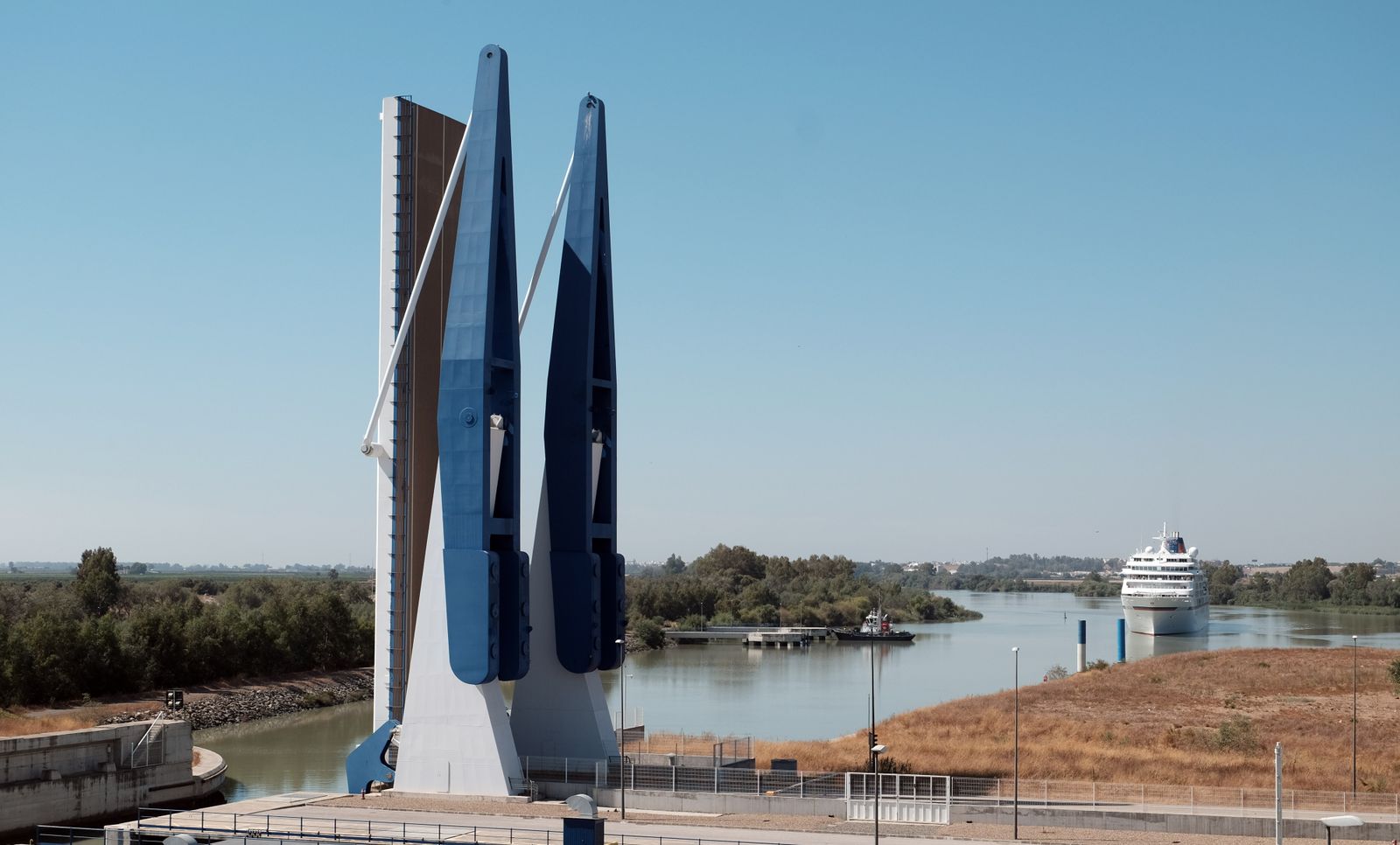 La esclusa del Puerto cuenta también con puentes móviles.
