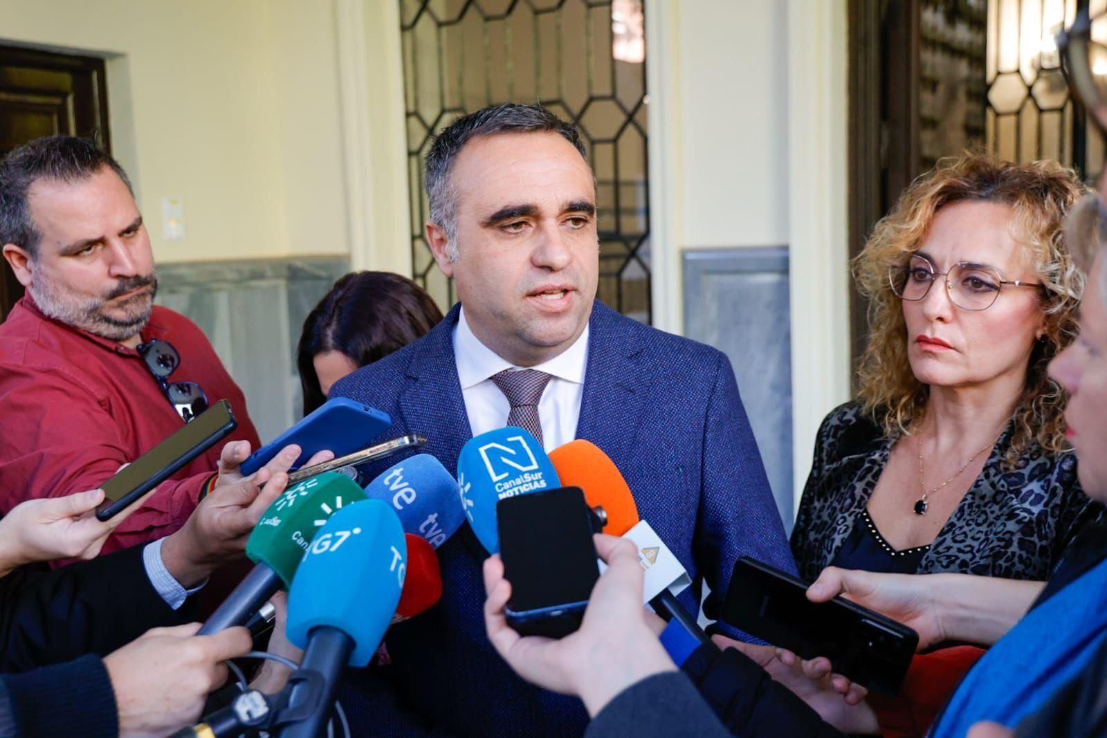 Francis Rodríguez y la diputada de Turismo, Marta Nievas, a las puertas de la Subdelegación