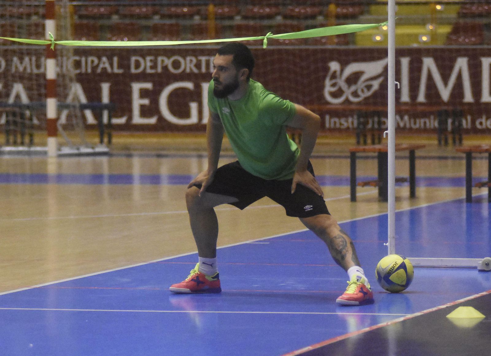 Giasson realiza estiramientos durante un entrenamiento en Vista Alegre.